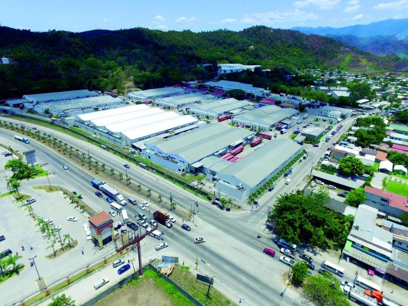 <b>En Choloma se concentra una gran parte de las maquilas, que mueven la economía de ese municipio. Foto: LA PRENSA.</b>