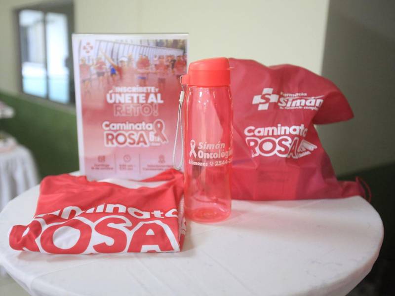 Presentación del kit de la sexta Caminata Rosa, que tiene un costo de 430 lempiras e incluye camisa, bote, termo y medalla.