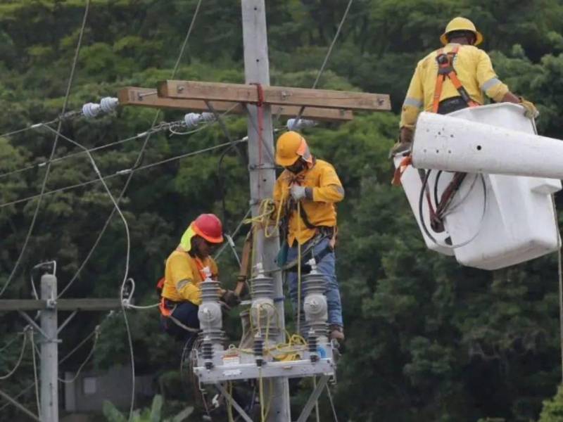 Diversas zonas de Honduras enfrentarán cortes programados de energía eléctrica este sábado 24 de enero, debido a trabajos de mantenimiento en subestaciones, circuitos y líneas de transmisión, de acuerdo con el calendario establecido por la Empresa Nacional de Energía Eléctrica (ENEE). Las interrupciones forman parte de labores preventivas orientadas a garantizar la estabilidad y continuidad del servicio.
