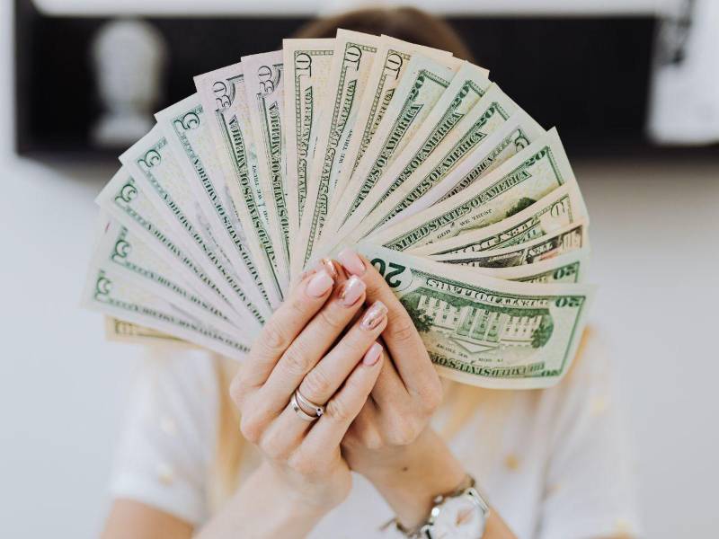 La subasta diaria de divisas, establecida por el BCH, busca equilibrar la oferta y la demanda de moneda extranjera en el país.