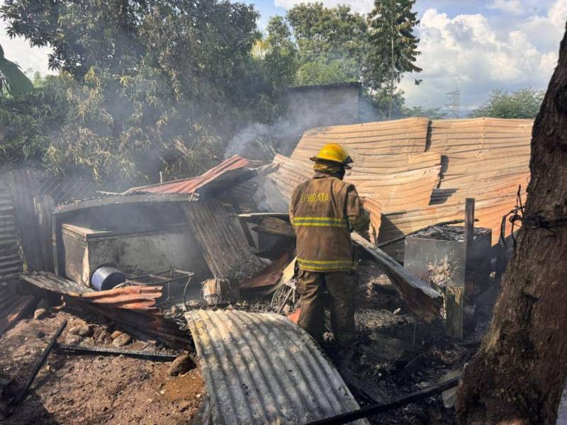 Feroz incendio destruye vivienda en Cofradía.