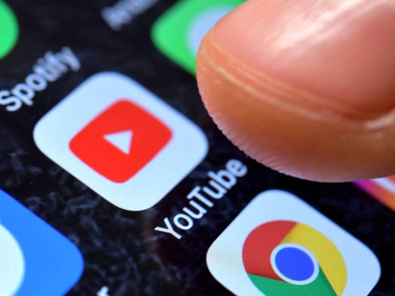 Imagen referencial del logo de YouTube en el teléfono inteligente.