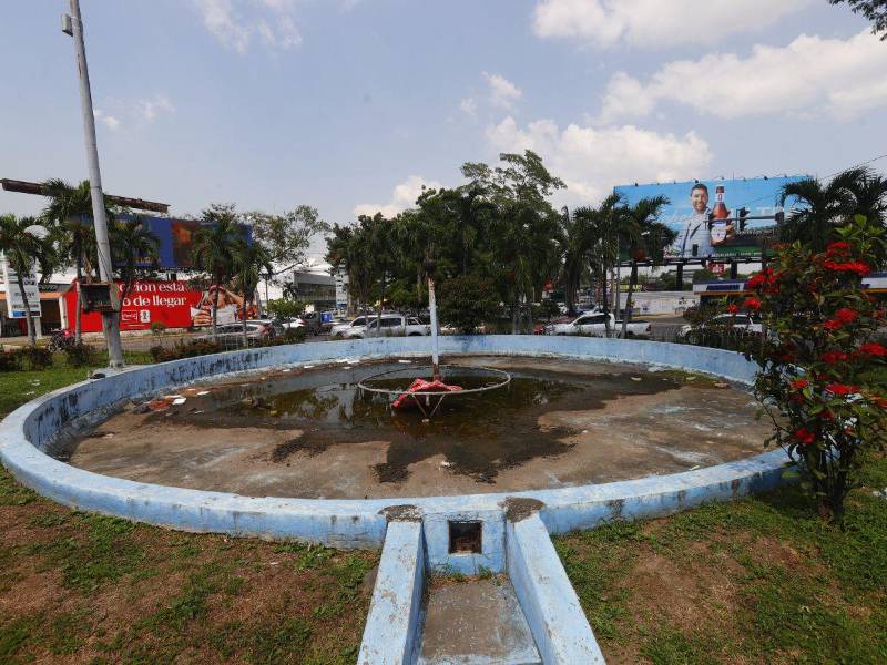 Así luce la fuente luminosa del bulevar de norte abandonada y sucia en uno de los sitios más transitados de la ciudad. El Club Rotario de SPS propone crear un monumento en este lugar.
