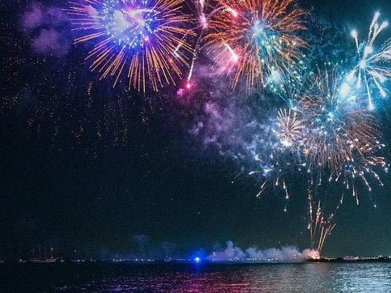 La policía de Chicago informó poco después de que los fuegos artificiales causaron daños menores en la pintura de la aeronave.