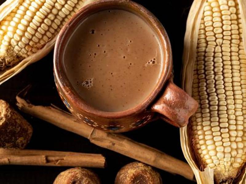 Esta bebida no solo ofrece una explosión de sabores reconfortantes, sino que también representa una tradición viva que sigue siendo un símbolo de la identidad mexicana en cada sorbo.