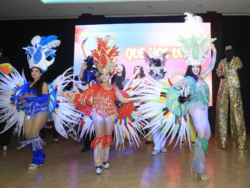 Un grupo artístico realiza su presentación para animar el lanzamiento de la ExpoJuniana 2026.