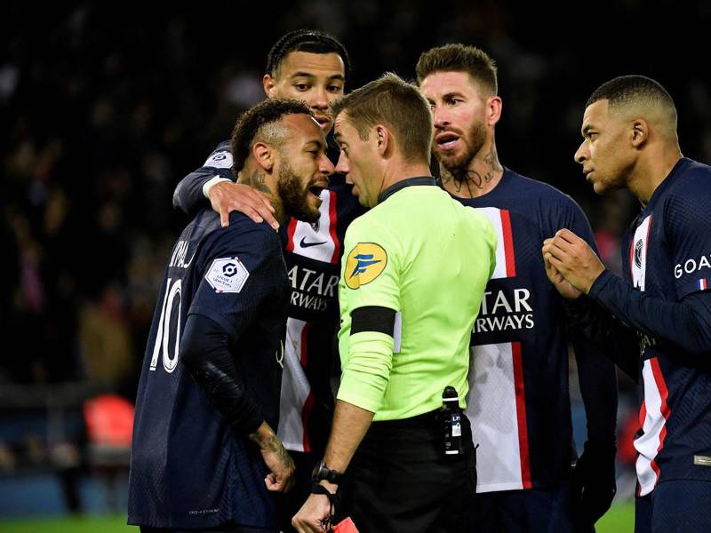 Neymar fue expulsado por el árbitro francés Clement Turpin en el partido PSG-Racing de Estrasburgo.
