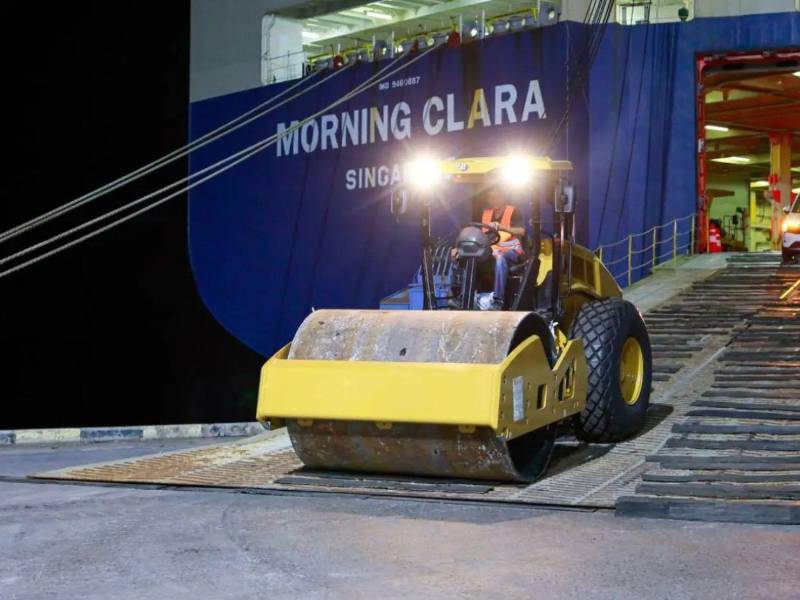 Maquinaria pesada llegando al puerto Henecán en las últimas horas.