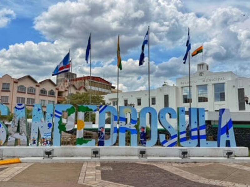Los estudiantes de los distintos niveles educativos ofrecen lo mejor en los desfiles y San Pedro Sula rinde honor a la patria.