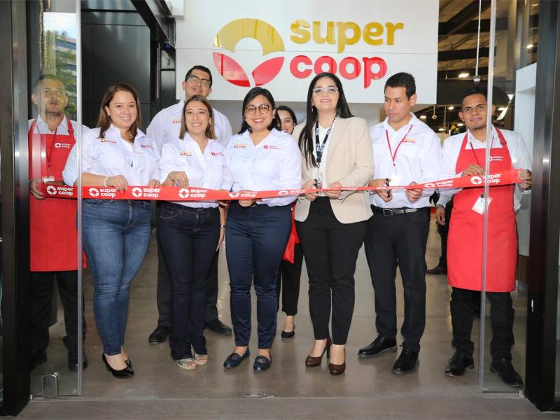 Ejecutivos de Grupo Financiero Atlántida y SuperCoop realizaron el corte de la cinta de inauguración de la nueva tienda ubicada en Plaza Orquídeas, bulevar Suyapa, frente a la Universidad Nacional Autónoma de Honduras (UNAH), en Tegucigalpa.