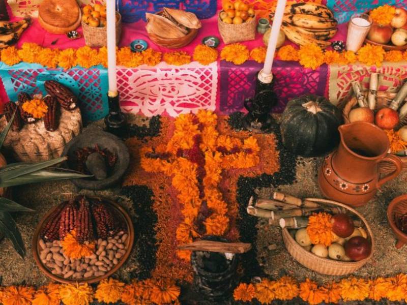 Para los mexicas (aztecas), el culto a la muerte no duraba dos días, sino todo el mes de Tlaxochimaco (noveno mes del calendario solar mexica). Además, llorar a los muertos se consideraba una falta de respeto porque continuaban en otro plano.