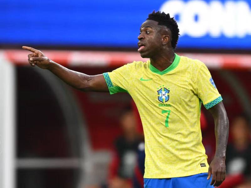 Vinícius Júnior jugando con Brasil.