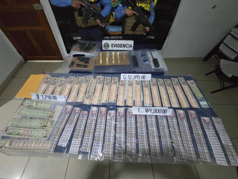 En un operativo conjunto, la Dirección Policial Anti Maras y Pandillas Contra el Crimen Organizado (DIPAMPCO) desmanteló una estructura vinculada al lavado de activos y al tráfico de drogas, logrando el decomiso de más de 300,000 lempiras en efectivo, armas y municiones en la aldea El Tesoro, municipio de El Paraíso, Copán.