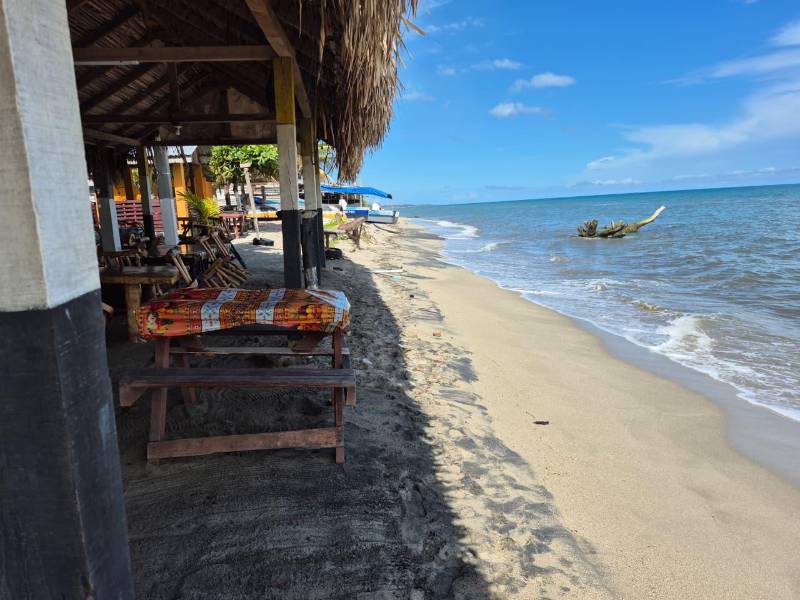 Frente a los restaurantes de Corozal había varios metros de playa; sin embargo, el mar se está acercando y amenaza con destruir las construcciones, como ya ha ocurrido en zonas cercanas.
