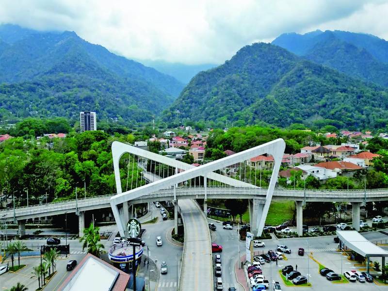 La administración de Armando Calidonio construyó este puente, llamado Paso Merendón, cerca del hospital Mario Rivas dentro del Plan Maestro de Desarrollo Urbano.