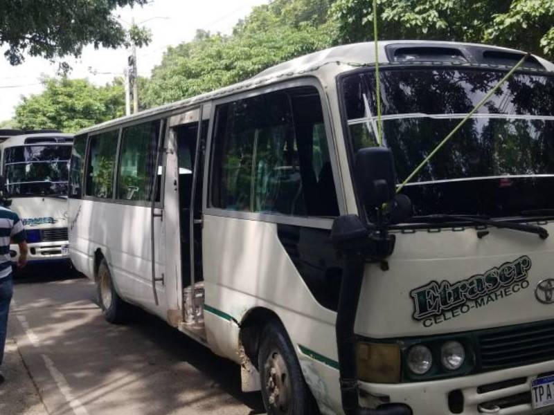 Vista de las unidades de transporte paralizadas frente de la DPI en San Pedro Sula.