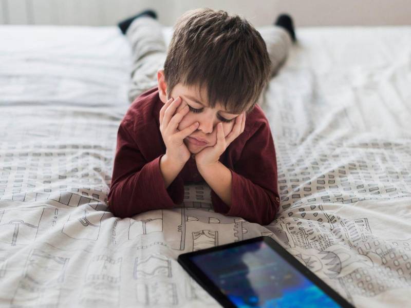 Estudios científicos destacan que recurrir repetidamente a la pantalla para tranquilizar al niño puede reducir las oportunidades de practicar otras estrategias para manejar sus emociones. Por eso, el dispositivo puede calmar una rabieta en el momento, pero no enseña al pequeño a enfrentar lo que siente.