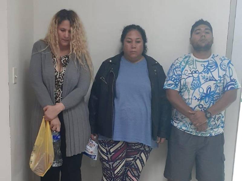 La Jueza de Letras Penal con Jurisdicción Nacional, resolvió imponerles la medida cautelar de la detención judicial a Ana Carolina Rodezno, Kevin Fernando Paredes Madrid y Lidia Magdalena Madrid Granillo a quienes se les considera responsables del delito de trata de personas en la modalidad de explotación sexual comercial en perjuicio de cuatro testigos protegidos.