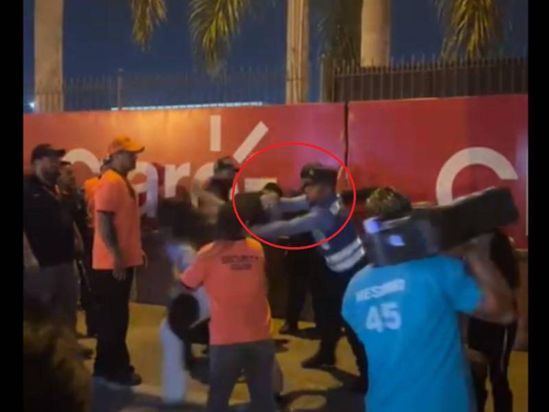 VIDEO: Policía agrede a mujer en concierto de Broncos en SPS