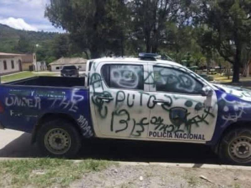 Vista del vehículo policial rayado en Opatoro, La Paz.