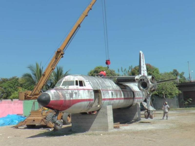 El avión ya está en el centro de lo que será una plaza turística en Tocoa, Colón.