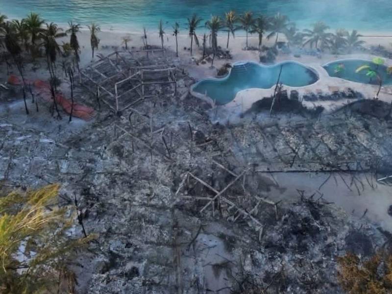 Los daños provocados por el fuego dejaron amplias áreas del complejo hotelero completamente calcinadas, contrastando con la zona de playa y piscina que no sufrió afectaciones visibles.