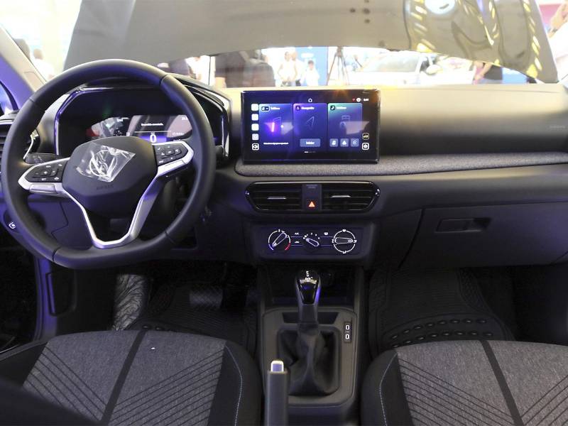El interior del Tera combina materiales soft touch y tecnología digital para una experiencia de conducción premium.