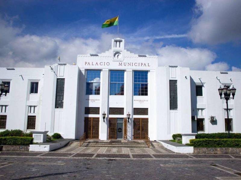 De libre son 5 precandidatos, 4 del partido Liberal y 4 del partido Nacional. En la fotografía, el palacio municipal sampedrano.