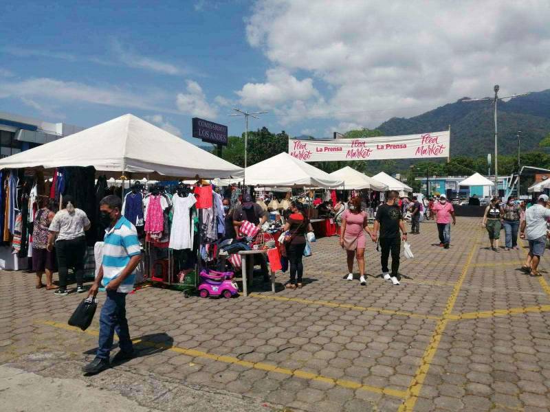 Más de 60 emprendedores y 1,000 visitantes participaron en el mercado de pulgas 2022.