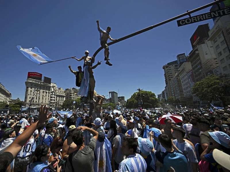 Algunos aficionados argentinos se subieron a los semáforos de las calles de Buenos Aires.