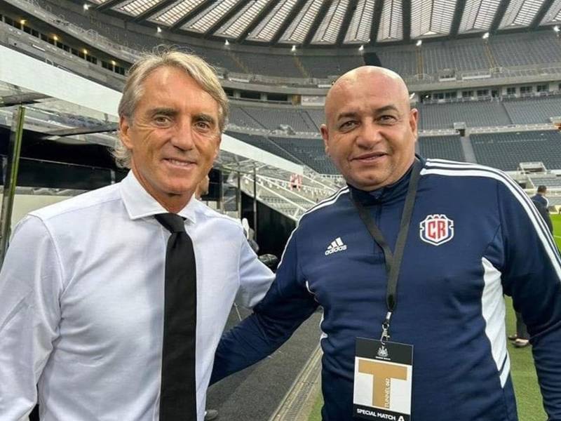 Luto en el fútbol de Costa Rica y a nivel mundial. Erick Rodríguez (derecha), asistente técnico de la selección tica, murió este martes cuando el combinado costarricense estaba disputando un amistoso.