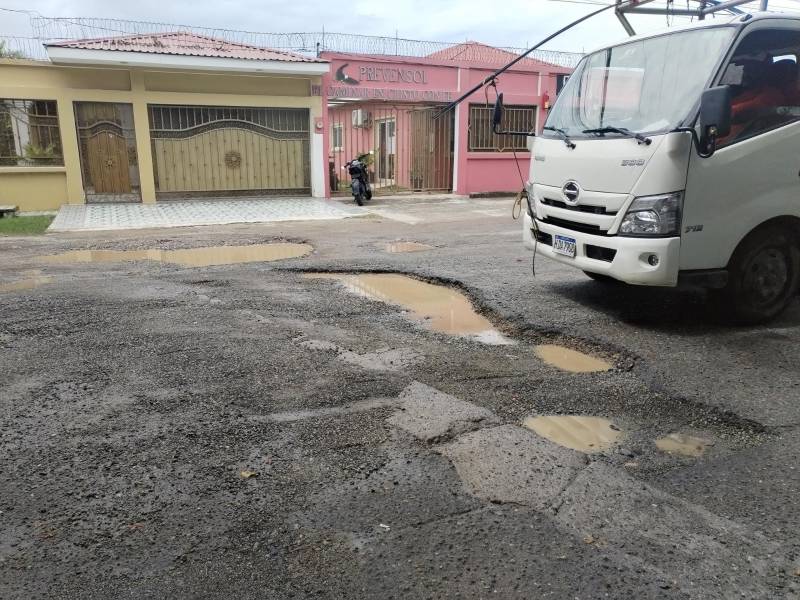 Unos tres kilómetros de calle de acceso al muelle de cabotaje están severamente dañados. Turistas que viajan a Islas de la Bahía también se ven afectados por los imnumerables baches.