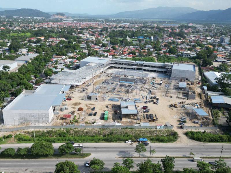 En un extenso terreno a 800 metros en el bulevar del este se construye el centro comercial Town Center.