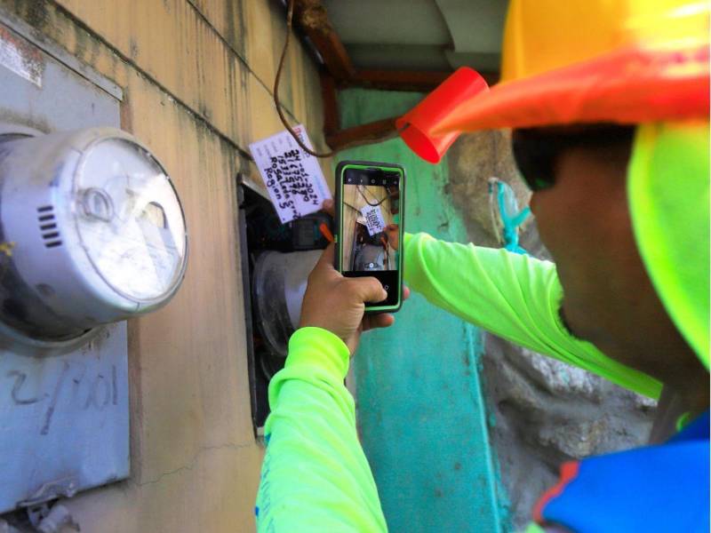 El déficit de contadores eléctricos pendientes por instalar en Honduras se calcula en miles de usuarios, partiendo de una brecha inicial estimada por las autoridades en al menos 500,000 medidores faltantes.