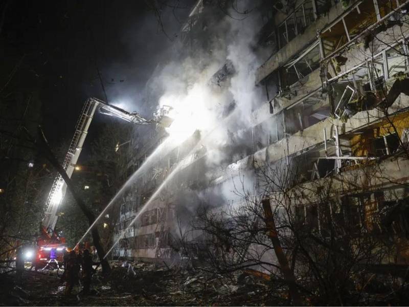 Rescatistas ucranianos trabajaron en un edificio residencial alcanzado por un ataque ruso con misiles en Kiev, el 14 de octubre.