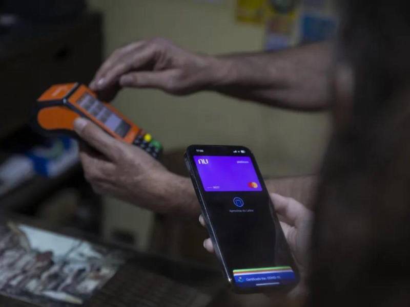 Una persona usa su billetera electrónica en un comercio.