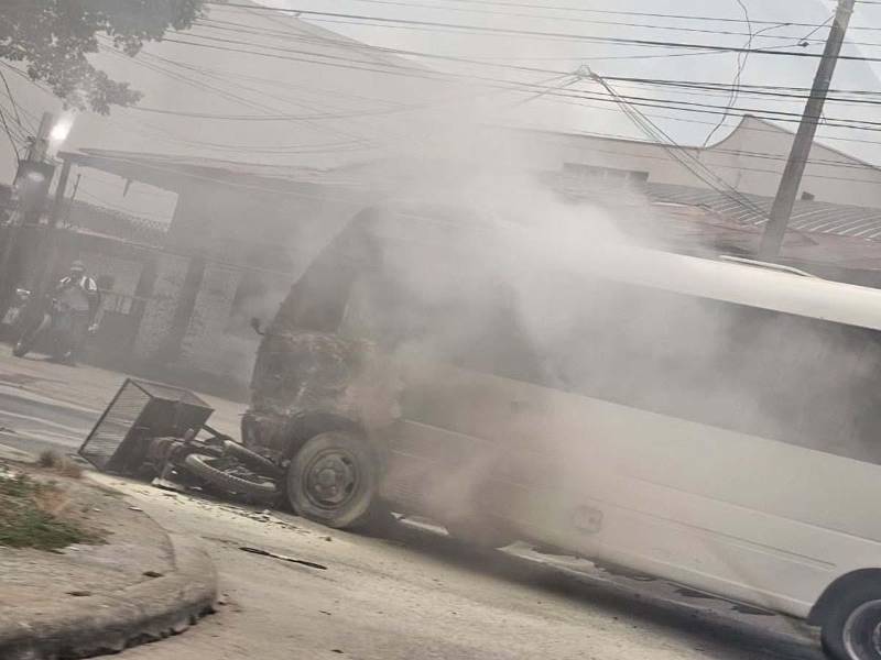 El conductor de la motocicleta, un hombre de 51 años, se encuentra en estado crítico y con pronóstico reservado debido a las severas lesiones por quemaduras que sufrió tras el accidente registrado en el barrio Barandillas, en San Pedro Sula.