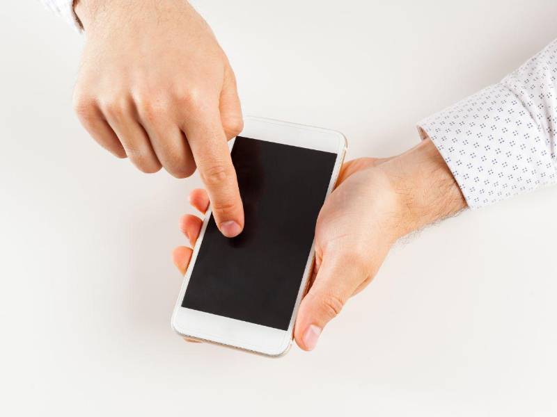 Apagar el movil todos los días un momento es una buena práctica para cuidar su longevidad y tuws datos.