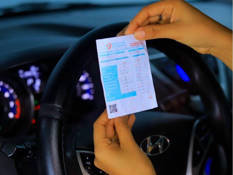 La boleta de revisión vehicular contiene los detalles del vehículo, el nombre del propietario y desglosa el pago de la matrícula vehicular, la tasa municipal y, en el caso de San Pedro Sula, el aporte a Siglo 21.