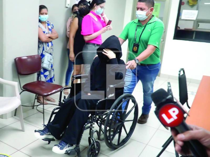 La modelo Daniela Aldana Pinzón fue llevada en silla de ruedas a la audiencia, en la que también estuvo el acusado Isaac Emanuel Sandoval.