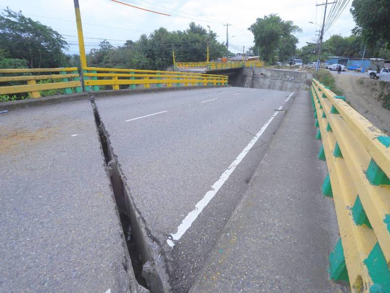 Imágenes del puente gemelo de Las Brisas que colapsó tras intensas lluvias en junio de 2025.