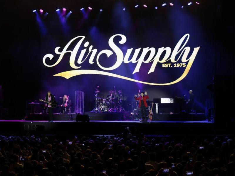 El romanticismo explotó en su máximo esplendor en el escenario capitalino junto a Air Supply.