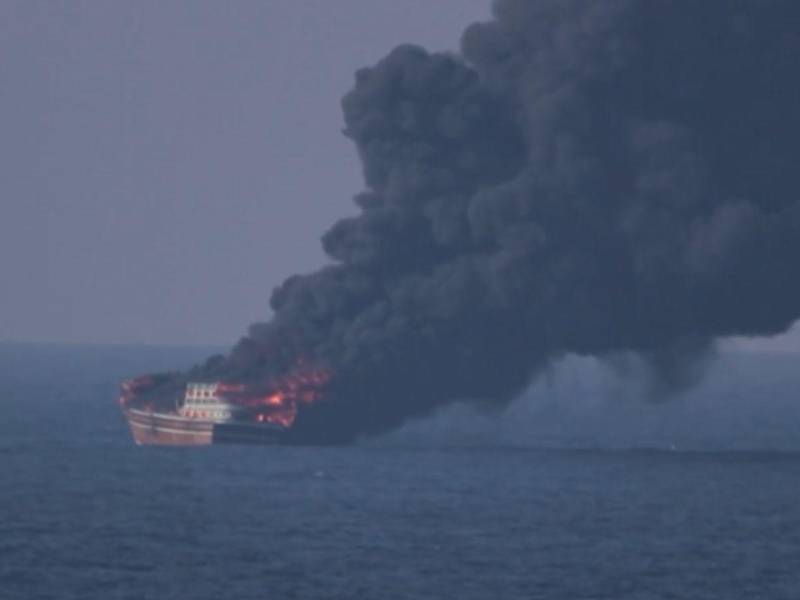 En el video publicado se puede observar como el barco es destruído.