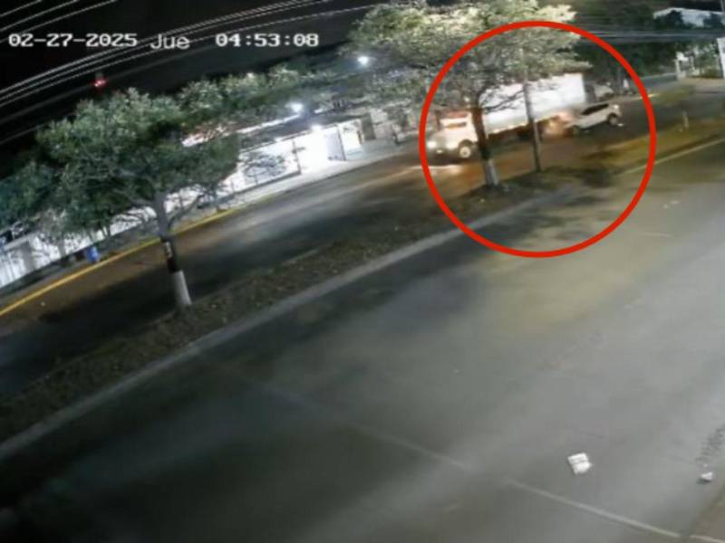 Momento exacto en que camioneta impacta con camión estacionado en el anillo periférico de Tegucigalpa.