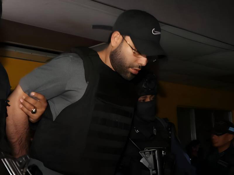 Gilbert Santiago Reyes Bermúdez, ciudadano estadounidense acusado del asesinato de tres mujeres en Roatán, Islas de la Bahía, fue trasladado desde la Penitenciaría Nacional de Támara hacia Medicina Forense del Ministerio Público para someterlo a una evaluación médica forense bajo el Protocolo de Estambul.