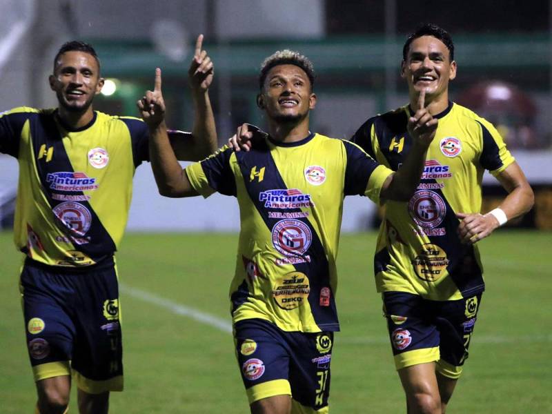 Los jugadores del Génesis celebrando el segundo gol contra el Victoria.