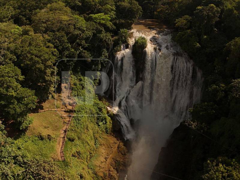 El agua se ha convertido en protagonista del paisaje en la zona del lago de Yojoa. Las intensas lluvias de las últimas semanas han elevado los niveles de ríos, quebradas y embalses, mientras las cataratas de Pulhapanzak exhiben la fuerza de sus caídas de agua.