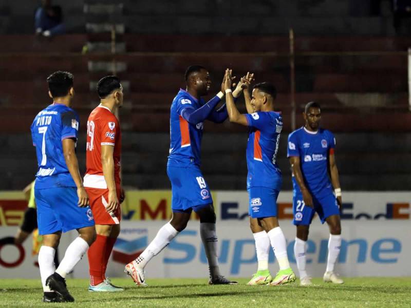 Los jugadores del Olimpia celebrando el gol de Yustin Arboleda contra el Vida.