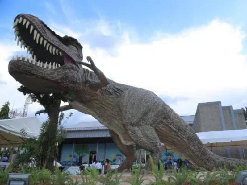 Imagen de la réplica del Tiranosa en el Museo de la Infancia El Pequeño Sula.