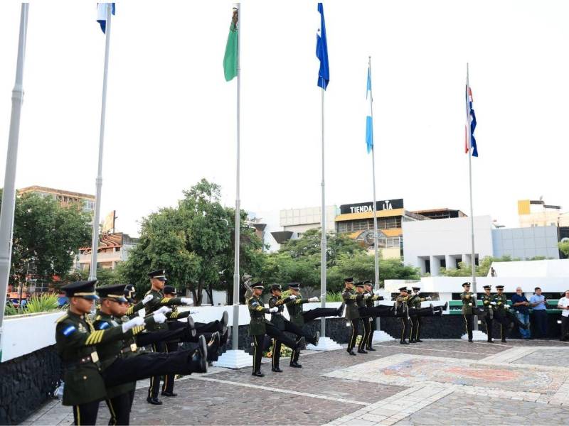 Miembros de la guardia de honor militar marchan al unísono durante un desfile de gala en San Pedro Sula. Detrás de ellos, las banderas de los países centroamericanos ondean con orgullo, simbolizando la unidad regional. Fotografía La Prensa.
